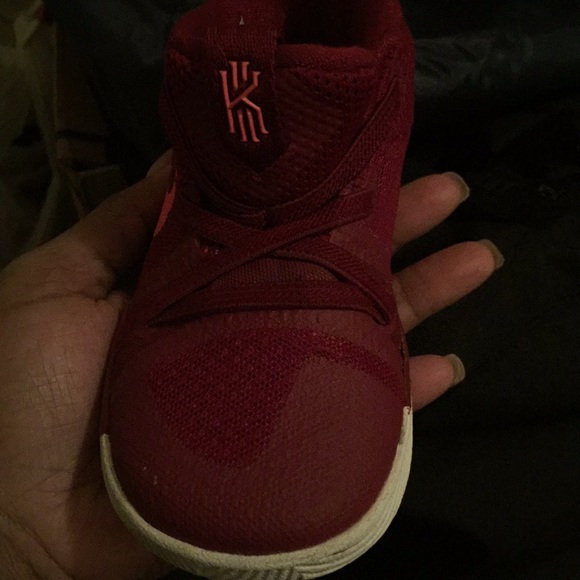 nike kyrie - Picture 4 of 4